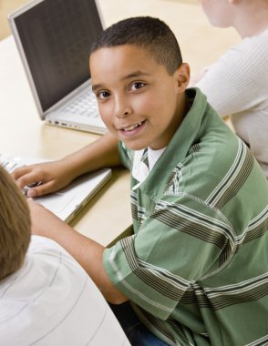 dizüstü bilgisayarlarda çalışan öğrenciler