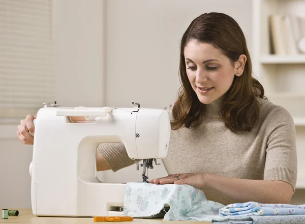 Mujer usando máquina de coser — Foto de Stock