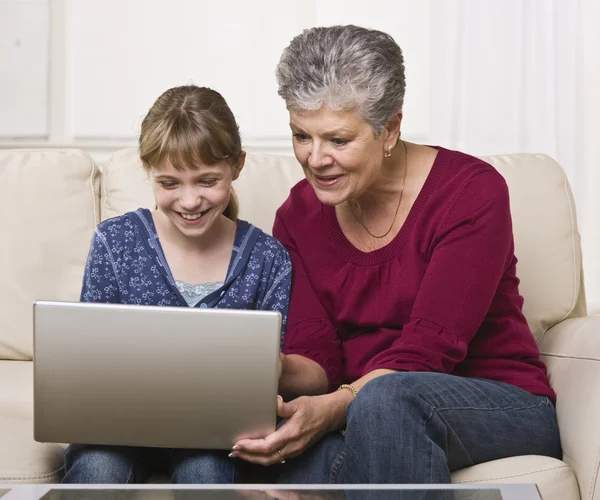 Abuela usando la computadora con su nieta —  Fotos de Stock