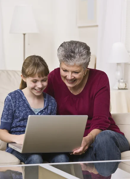 祖母和孙女使用的便携式计算机 — 图库照片