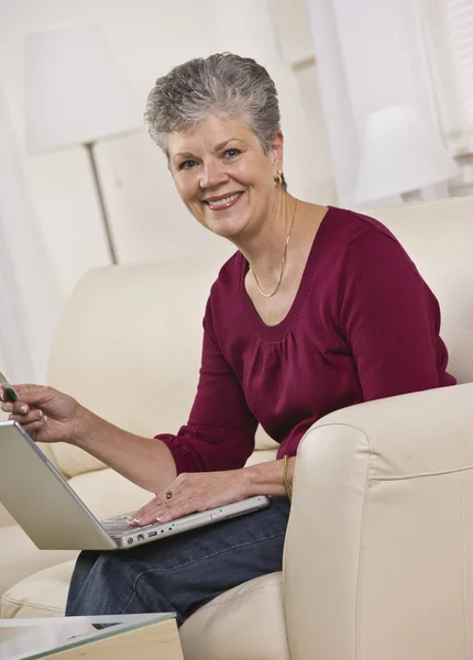 Frau am Laptop — Stockfoto