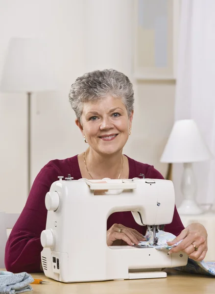 Frau auf Nähmaschine — Stockfoto