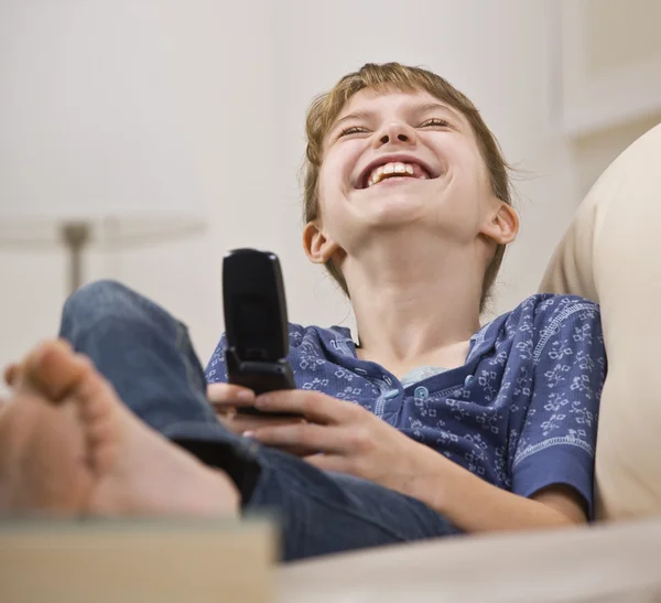 Flicka anläggning mobiltelefon — Stockfoto