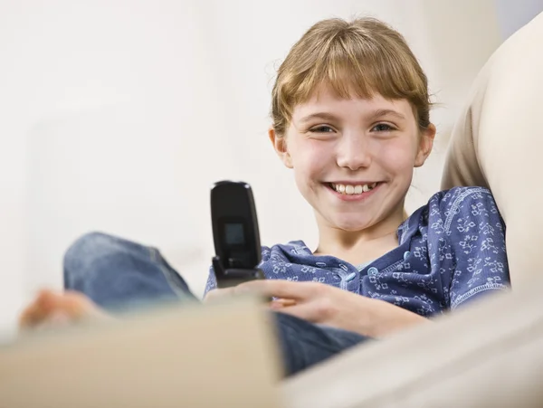 Menina segurando celular — Fotografia de Stock