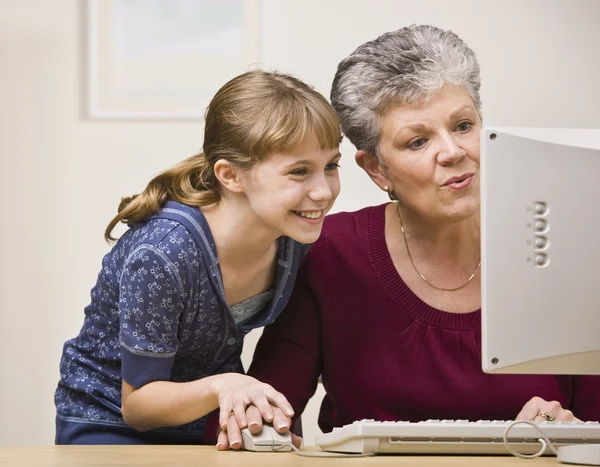 Mujer y niño usando una computadora — Foto de Stock