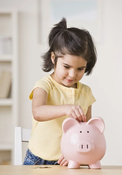 Menina com banco porquinho — Fotografia de Stock