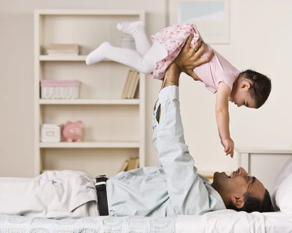 Vater hält Tochter — Stockfoto