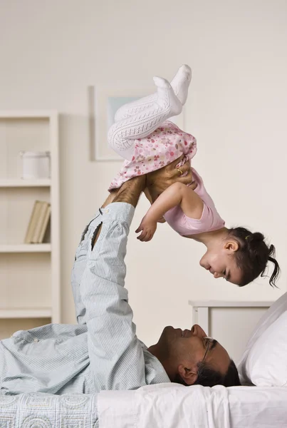 Vater spielt mit Tochter — Stockfoto