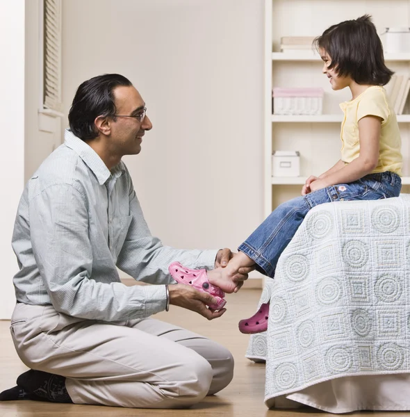 Otec pomáhá dcera s botami — Stock fotografie
