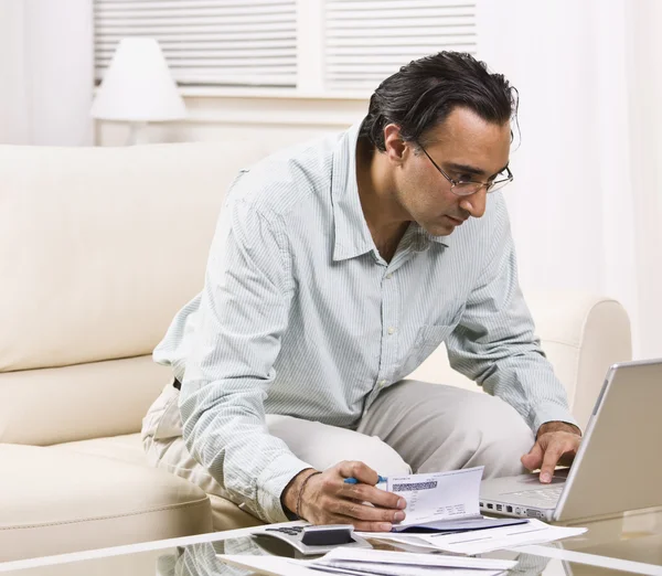 Homem pagando contas com laptop — Fotografia de Stock