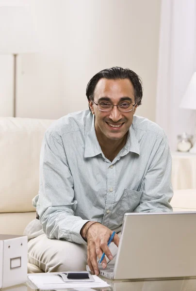 Man op laptop — Stockfoto
