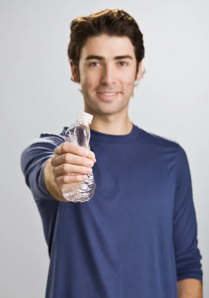 Hombre trituración botella de agua — Foto de Stock