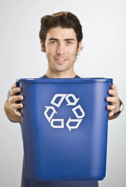 Hombre sosteniendo la cesta de reciclaje —  Fotos de Stock