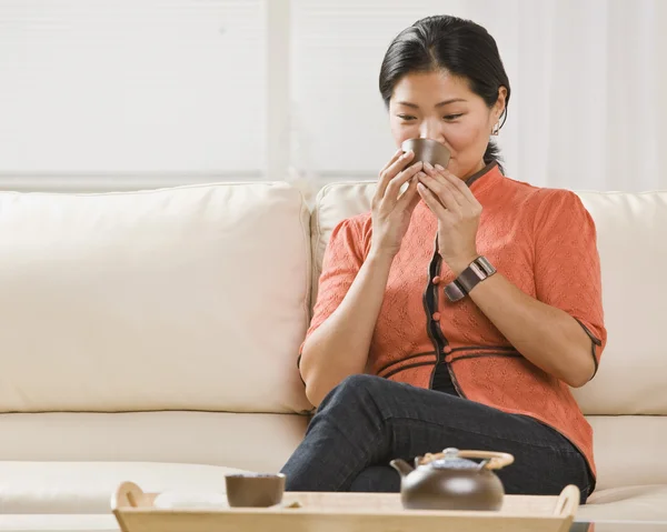 Mujer bebiendo té — Foto de Stock