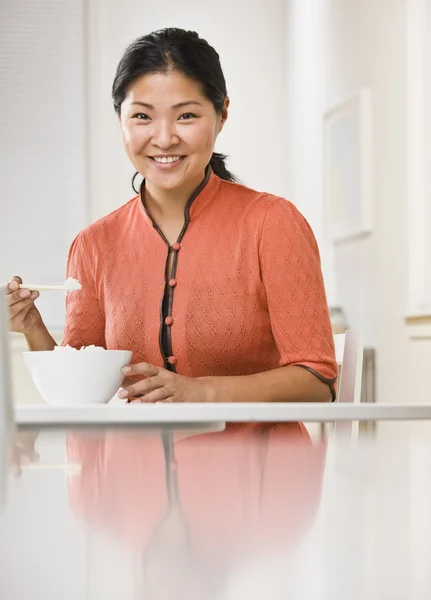 Frau isst Schüssel Reis — Stockfoto