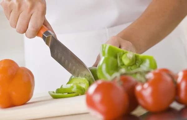 Mujer rebanando productos — Foto de Stock