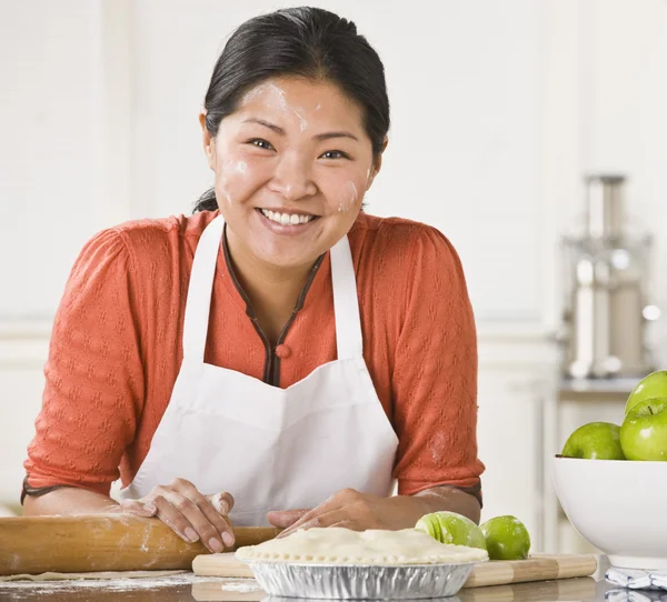 Asiatisk kvinna att göra paj. — Stockfoto