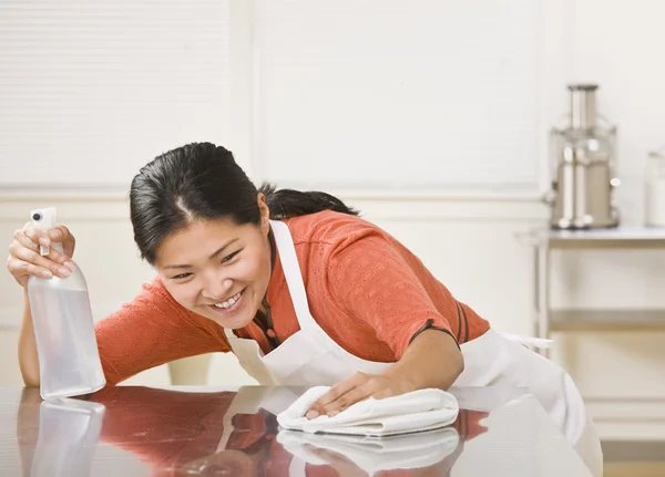 Vrouw schoonmaak teller — Stockfoto