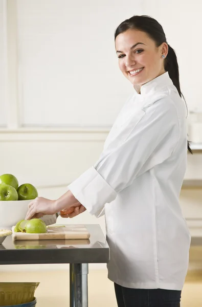 Femme tranchant des pommes — Photo