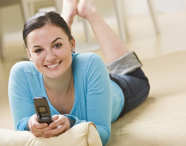 Femme avec téléphone portable — Photo