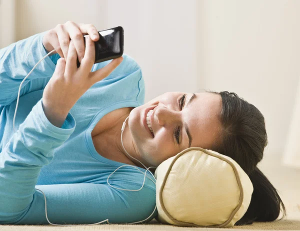 Vrouw met MP3 speler — Stockfoto