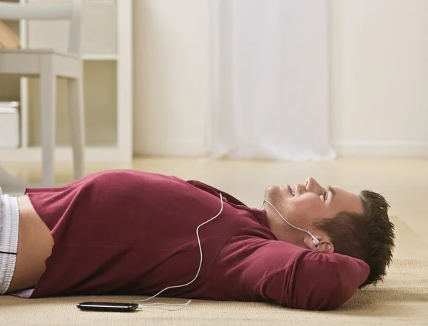 Man lyssnar på musik — Stockfoto