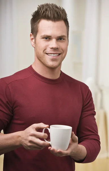 Άνθρωπος με φλιτζάνι καφέ — Φωτογραφία Αρχείου