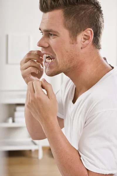 Muž flossing zuby — Stock fotografie