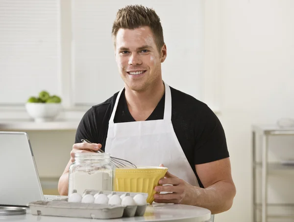 Uomo Miscelazione Ingredienti in Cucina — Foto Stock