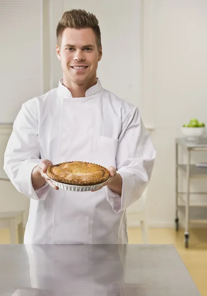 Attraente maschio con torta . — Foto Stock