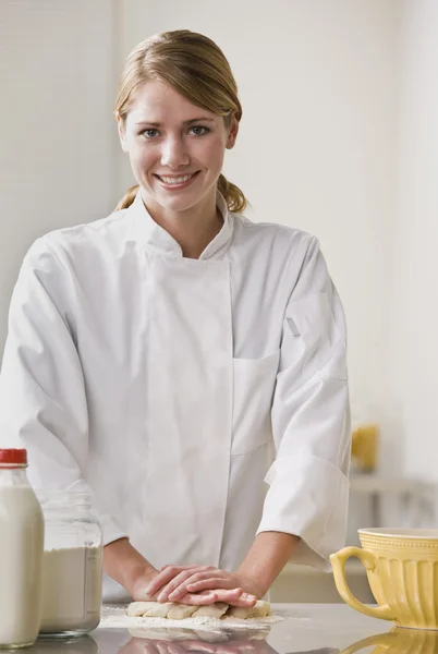 Pastelaria chef amassar massa — Fotografia de Stock