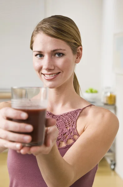 Blonde woman with smoothie. — Stock Photo, Image