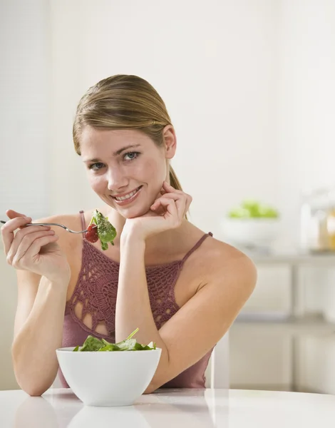 Donna che mangia insalata — Foto Stock