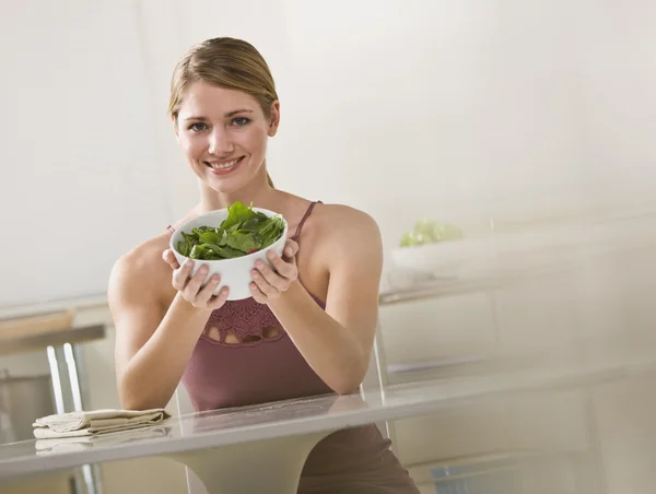 Mujer sosteniendo tazón de ensalada —  Fotos de Stock