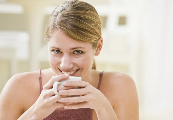 Donna che tiene la tazza — Foto Stock