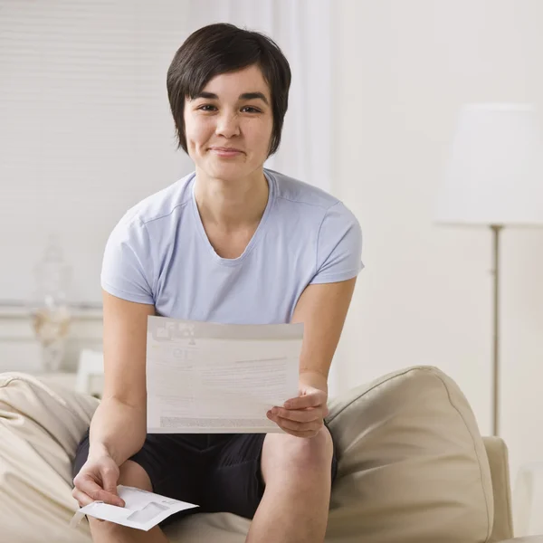 Grijnzende vrouw met papier. — Stockfoto