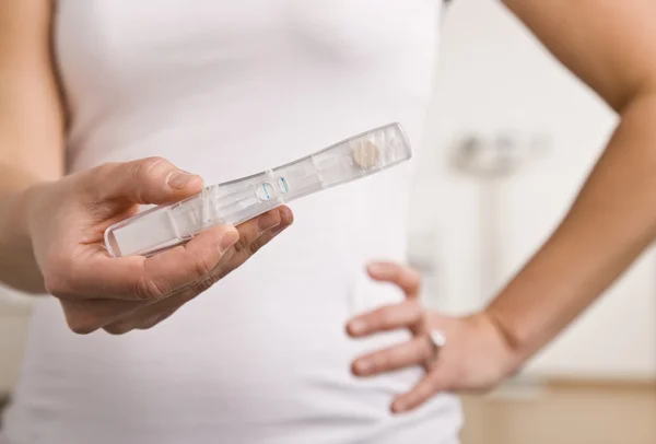 Mujer con prueba de embarazo — Foto de Stock