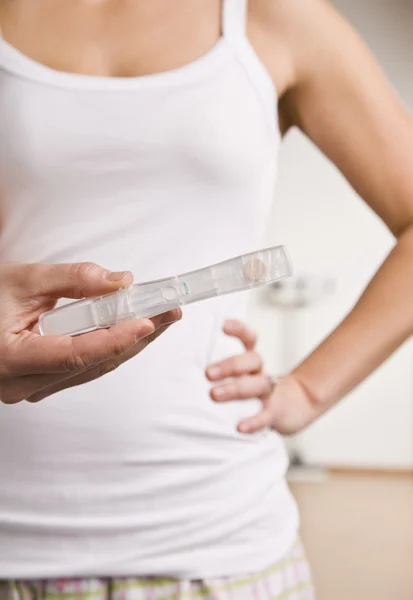 妊娠検査を受ける女性 — ストック写真