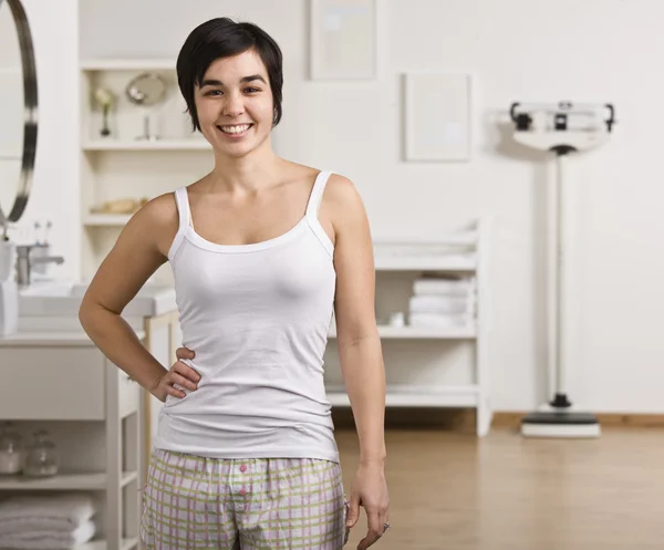 Frau im Badezimmer — Stockfoto