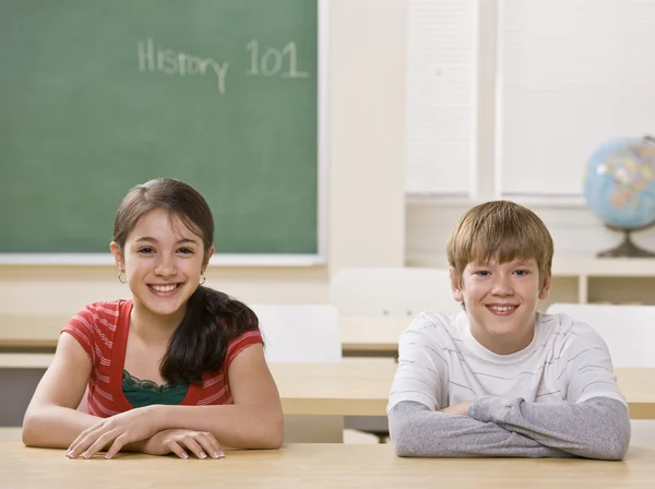 Estudiantes en el escritorio en el aula — Foto de Stock