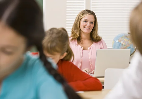 Professor e alunos em sala de aula — Fotografia de Stock