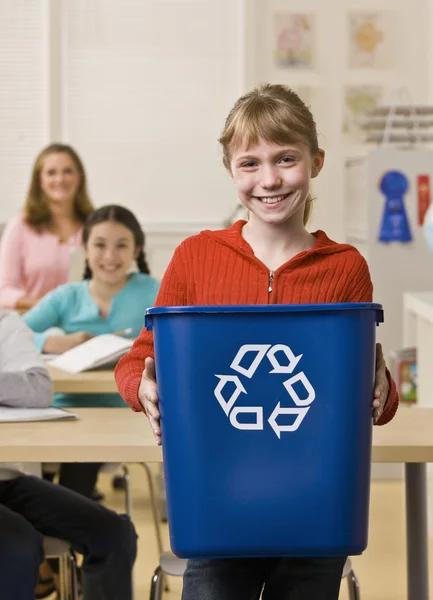 Κορίτσι εκμετάλλευση κάδο ανακύκλωσης — Φωτογραφία Αρχείου