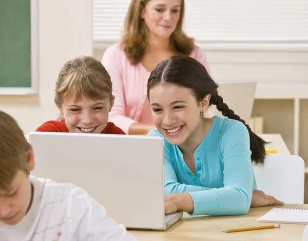 Meisjes met laptop in de klas — Stockfoto