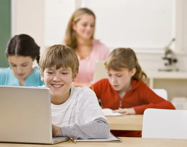 Student using laptop in classroom — Stock Photo, Image