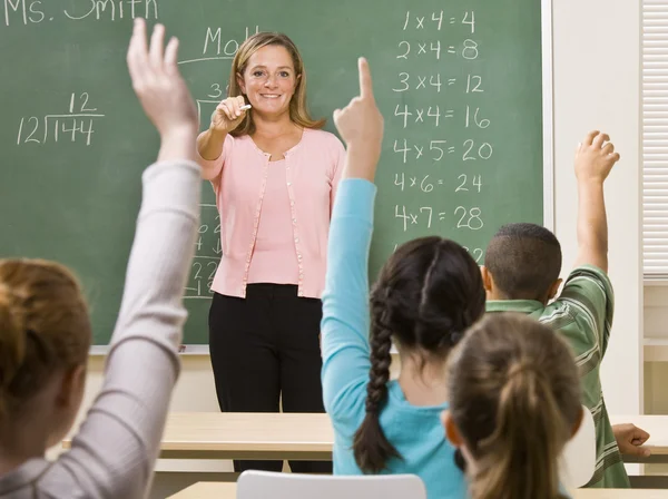 Studenti che rispondono domanda insegnante — Foto Stock