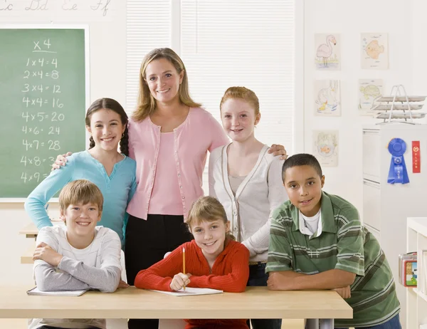 Lehrer posiert mit Schülern — Stockfoto