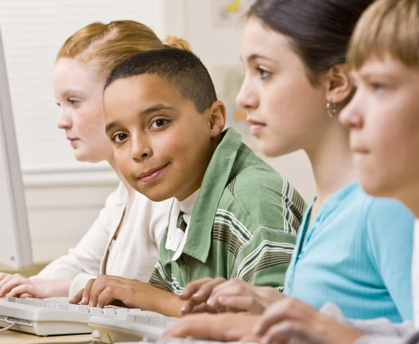 Studenten die aan computers werken — Stockfoto