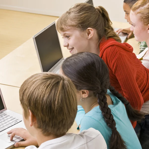 Estudiantes trabajando en computadoras portátiles —  Fotos de Stock