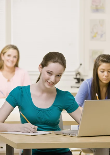 Estudantes que estudam em sala de aula — Fotografia de Stock