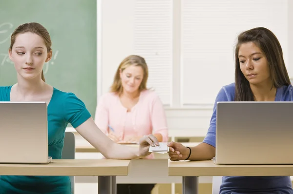 Studenti kolem poznámek v učebně — Stock fotografie